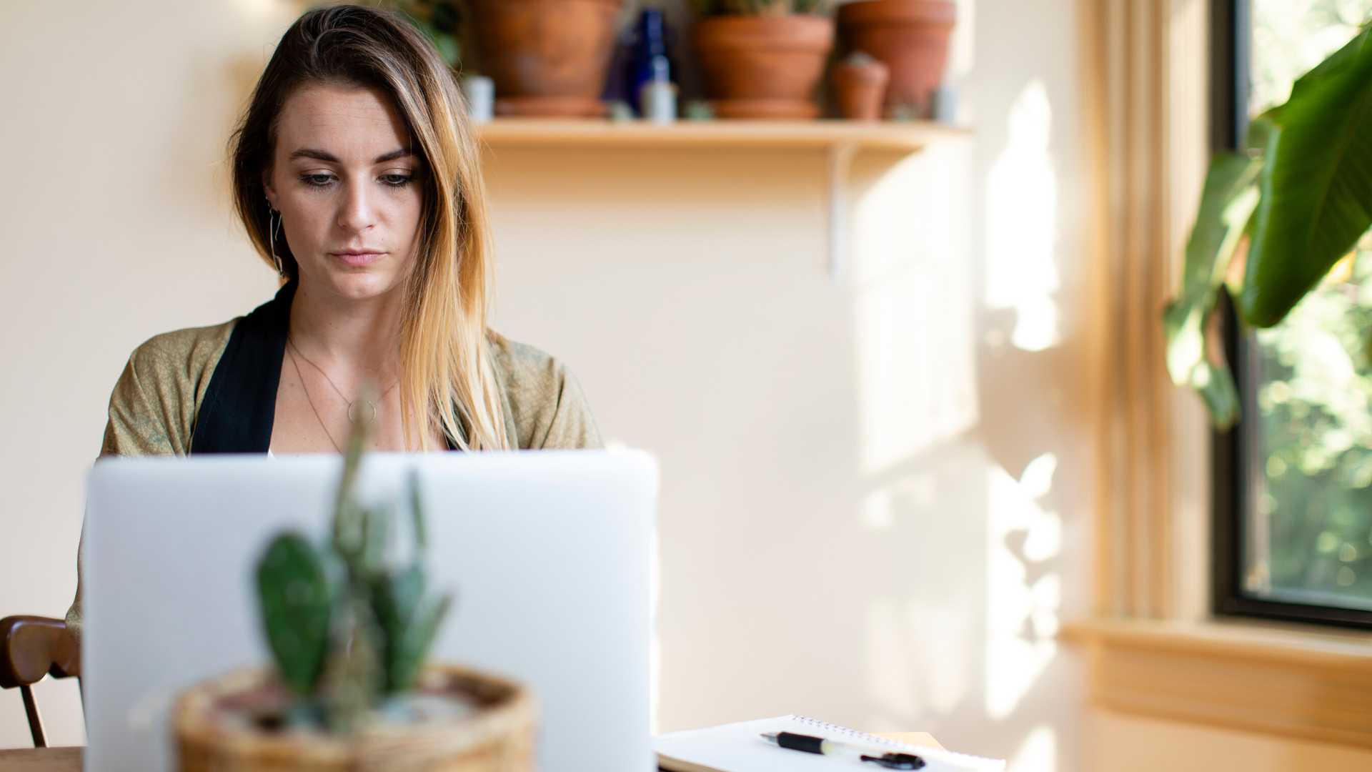 Kvinde foran computer